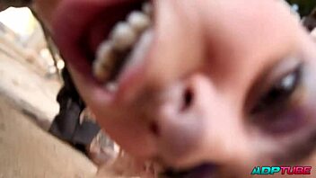 Adptube rubia española chupando polla