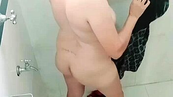 En la ducha bien sabrosa masturbándome sintiendo placer en mi cuerpo natural latina ama de casa