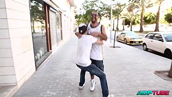 Adptube rubia española chupando polla