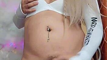 rica blanca transexual jalando polla en una escena sensual y provocativa