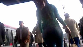 Voyeur catches amateur in skirt flashing her big ass outdoors in high definition