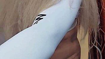 rica blanca transexual jalando polla en una escena sensual y provocativa
