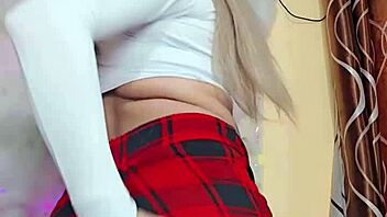 rica blanca transexual jalando polla en una escena sensual y provocativa