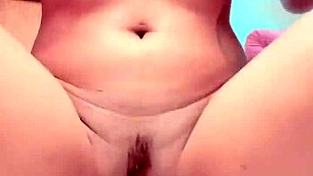 Puta gostosa molhando tudo com squirt goze 6x duvido nao gozar com ela roseredvip