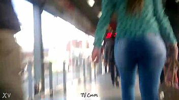 Voyeur catches amateur in skirt flashing her big ass outdoors in high definition