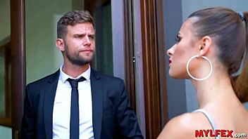 Glamorous milf confronts boss at home for wild ride 😘