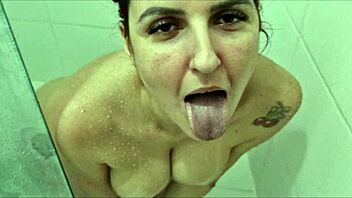 Vem tomar banho comigo, ahh I mean shower together