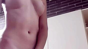 Naked Teen Amateur Voyeur in Public Locker Room