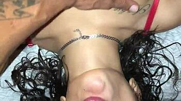 pau na garganta da morena gostosa