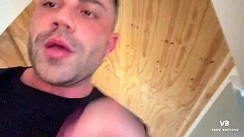 Mi Madrastra Culona Me Descubrió Espiándola.