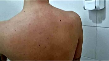 Vem tomar banho comigo, ahh I mean shower together