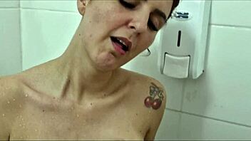 Vem tomar banho comigo, ahh I mean shower together