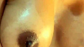 Puta gostosa molhando tudo com squirt goze 6x duvido nao gozar com ela roseredvip