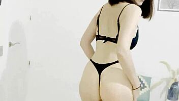 this mature woman loves to tease and show off her curves 😉🇫🇷