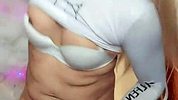 rica blanca transexual jalando polla en una escena sensual y provocativa