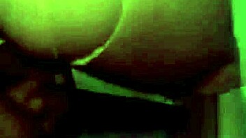 novinha estudante sentando com cuzinho apertado na pica grossa do amigo da escola