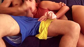 Fui ver filme com meu primo e cai de boca no pau dele at� ele gozar