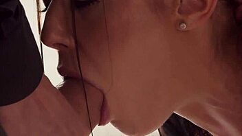 Kitana Lure hardcore interrasni analni nabijanje cela scena