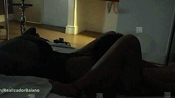 Realizador Baiano sexo amador fudendo com duas mulheres bissexuais in hot threesome amateur FFM Brazilian action!