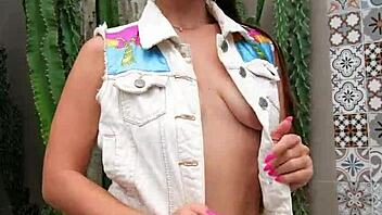 oh gosh i love sexy public flashing in those hot white jeans... so cute and teasing!