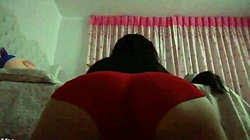 Twerking performance in Pueblo Joven Ica by Peruvian dancer