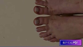 Revealme foot fetish fantasy with sexy soles and toe-sucking in shower 🦶😍