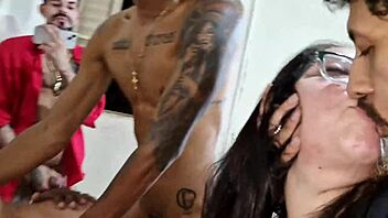 fui filmar minha amiga e os safados me botaram pra mamar depois enfiaram o pau em mim