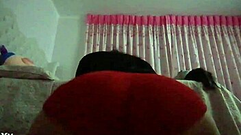 Twerking performance in Pueblo Joven Ica by Peruvian dancer
