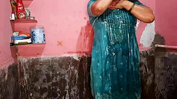 Nangi wife shows clean pussy and big boobs in bathroom 😍