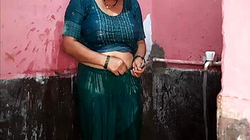 Nangi wife shows clean pussy and big boobs in bathroom 😍