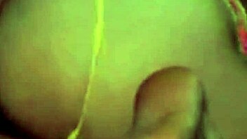 novinha estudante sentando com cuzinho apertado na pica grossa do amigo da escola