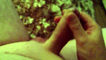 Amazing small cock gets all the attention it deserves 😍🍆