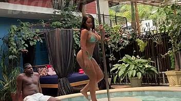 Gostosa Asiática Fodendo Na Piscina Da Pousada Liberal Com Negão Pirocudo No Pelo - Glory Hole