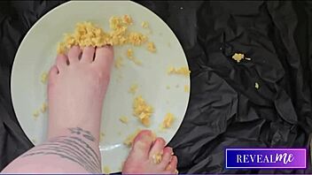 Revealme foot fetish fantasy with sexy soles and toe-sucking in shower 🦶😍