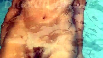 Gostosa Asiática Fodendo Na Piscina Da Pousada Liberal Com Negão Pirocudo No Pelo - Glory Hole