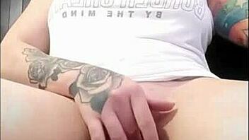 Ruiva esfrega grelo gg até gozar enquanto assiste pornô completo no red 🔥💦