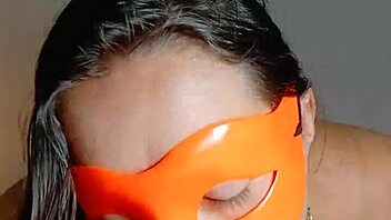 Esposa puta infiel masturbates for her husband's boss 😈