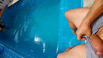 Estava Com Minha Meia-Irmã Na Piscina Ela Ficou Surpresa Com Meu Pau Duro E Ereto