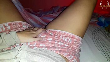 me despierto con muchas ganas de tocarme el coño no puedo evitar ensuciarme los dedos ¿te apetece