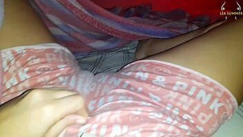 me despierto con muchas ganas de tocarme el coño no puedo evitar ensuciarme los dedos ¿te apetece