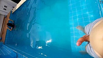 Estava Com Minha Meia-Irmã Na Piscina Ela Ficou Surpresa Com Meu Pau Duro E Ereto