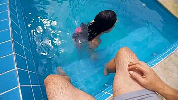 Estava Com Minha Meia-Irmã Na Piscina Ela Ficou Surpresa Com Meu Pau Duro E Ereto