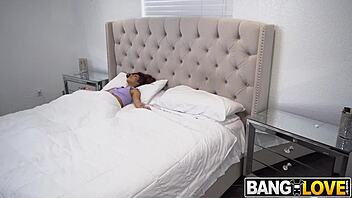 Kira Perez enjoys a steamy solo session before bed 😏