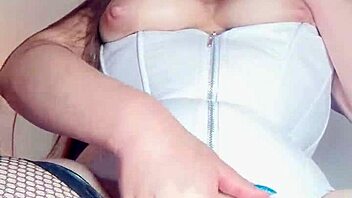 Esposa puta infiel masturbates for her husband's boss 😈