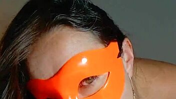 Esposa puta infiel masturbates for her husband's boss 😈