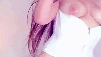 Esposa puta infiel masturbates for her husband's boss 😈