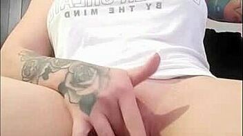 Ruiva esfrega grelo gg até gozar enquanto assiste pornô completo no red 🔥💦