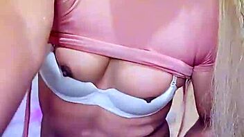 Rosadita transexual looks so sexy pulling on that thick polla in hot crossdressing action 😘