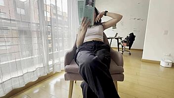 Se le pone duro el clítoris a la hetero perra de salón 😈💦🔥