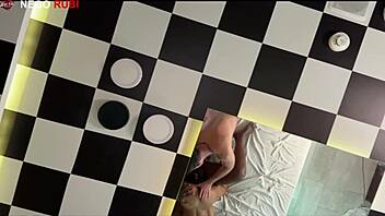 corno pega na rola grossa e grande e coloca dentro de sua esposa para ficar toda arrombada